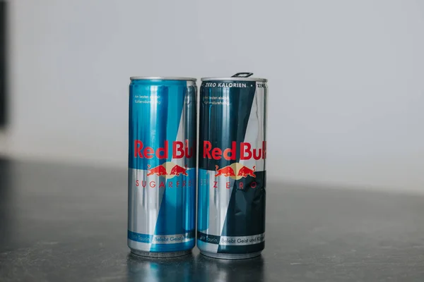 Red Bull Liquid White Background — ストック写真