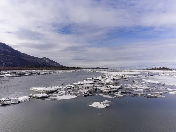 Beau Paysage Avec Des Montagnes Enneigées — Photo