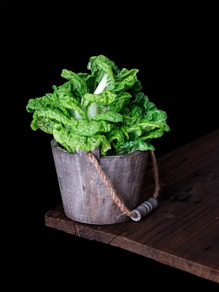 Frischer Grüner Salat Einer Holzschüssel Auf Schwarzem Hintergrund — Stockfoto