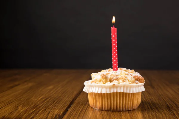 Bolo Aniversário Com Vela Mesa Madeira — Fotografia de Stock