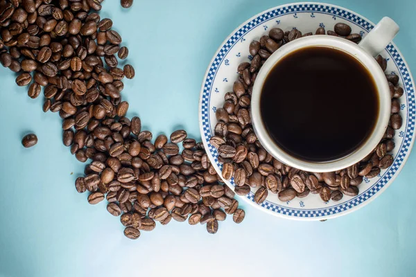 Egy Csésze Kávé Pörkölt Babbal Kék Alapon — Stock Fotó