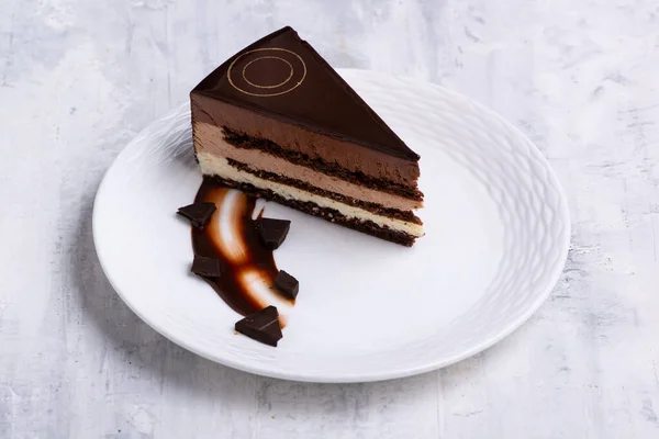 白盘上有坚果和咖啡的巧克力蛋糕 — 图库照片