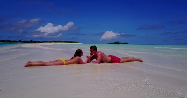 浪漫的夫妻在海滩上度过美丽的暑假 — 图库照片
