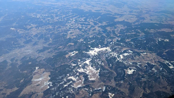 小型登山者在森林中攀爬 — 图库照片