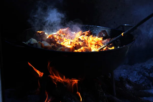 Kookpot Met Vuur Vlammen Het Fornuis — Stockfoto