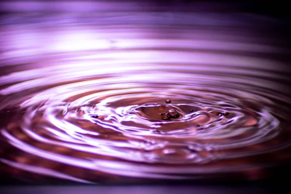 Goccia Acqua Che Cade Sulla Superficie Uno Sfondo Blu — Foto Stock