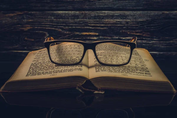 Óculos Livro Sobre Fundo Madeira — Fotografia de Stock