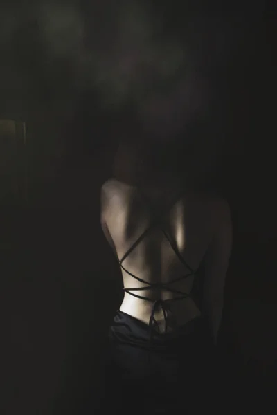 Красива Молода Жінка Чорній Сукні Позує Темному Тлі — стокове фото