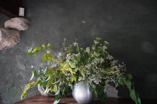 Blumenstrauß Auf Dunklem Hintergrund — Stockfoto