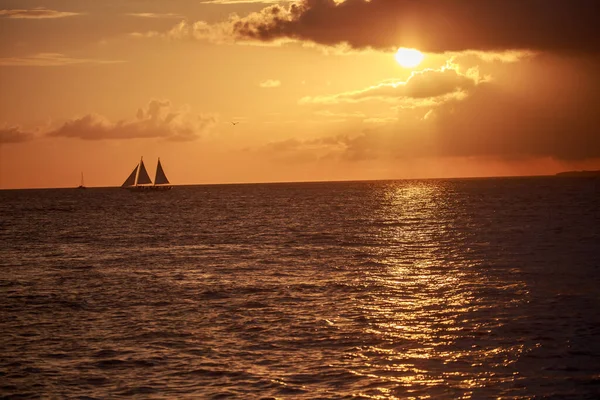 Pemandangan Kapal Pesiar Berlayar Matahari Terbenam Dan Awan Latar Belakang — Stok Foto