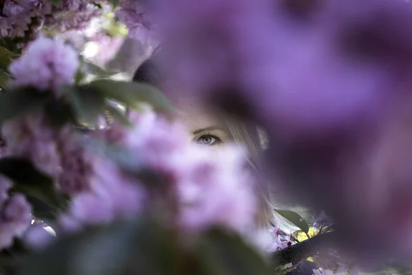 สาวสวยท ดอกไม ในสวน — ภาพถ่ายสต็อก
