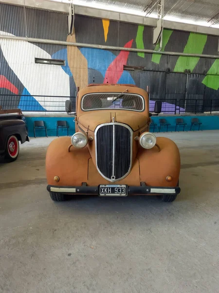 Старый Автомобиль Большим Окном — стоковое фото