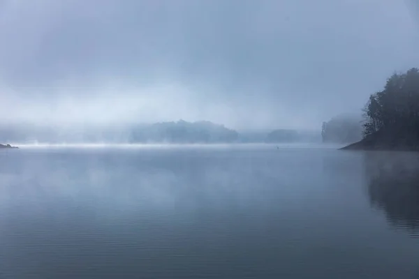 Красивый Пейзаж Озером Заднем Плане — стоковое фото