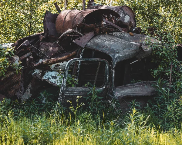Velho Carro Enferrujado Floresta — Fotografia de Stock