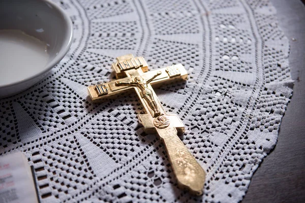 聖書に十字架とロザリオ — ストック写真