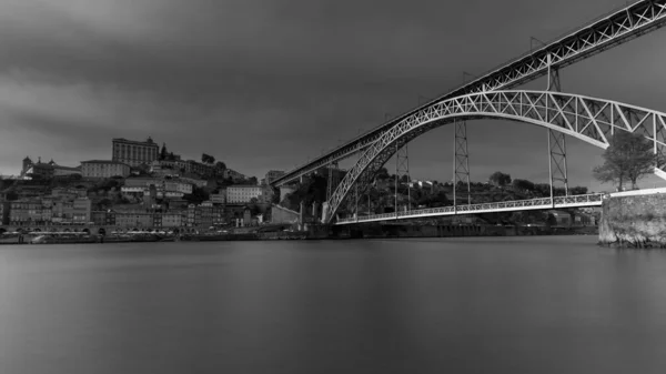 Czarno Białe Zdjęcie Mostu — Zdjęcie stockowe