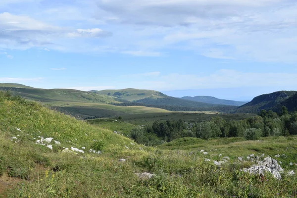 Beau Paysage Avec Montagnes Ciel Bleu — Photo