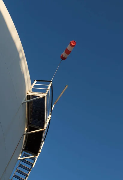 Plan Vertical Une Antenne Parabolique Avec Ciel Bleu — Photo