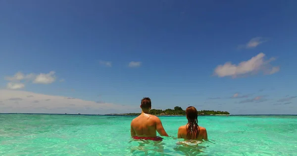 Hermosa Pareja Playa Las Maldivas —  Fotos de Stock