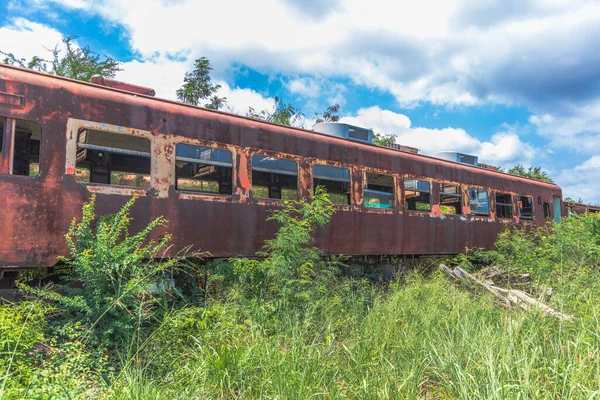 Старый Ржавый Заброшенный Поезд Городе — стоковое фото