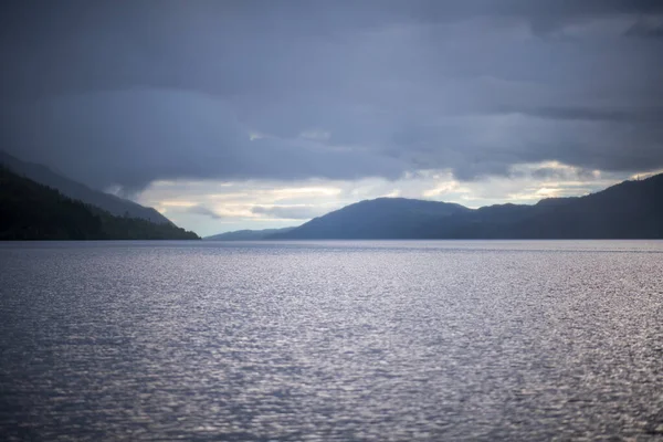 Dağlarda Gölü Olan Güzel Bir Manzara — Stok fotoğraf