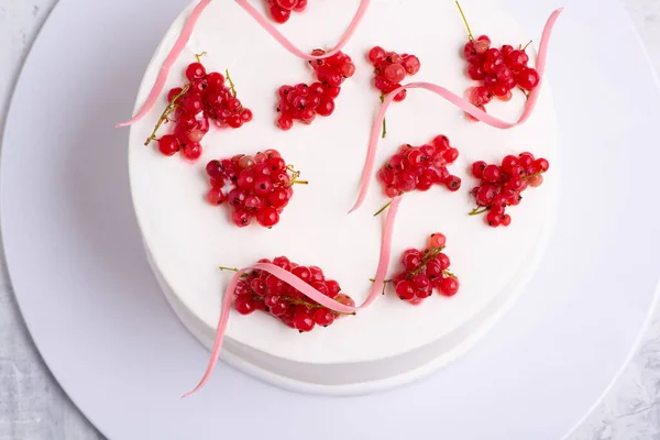 Frische Reife Rote Johannisbeeren Auf Weißem Teller — Stockfoto