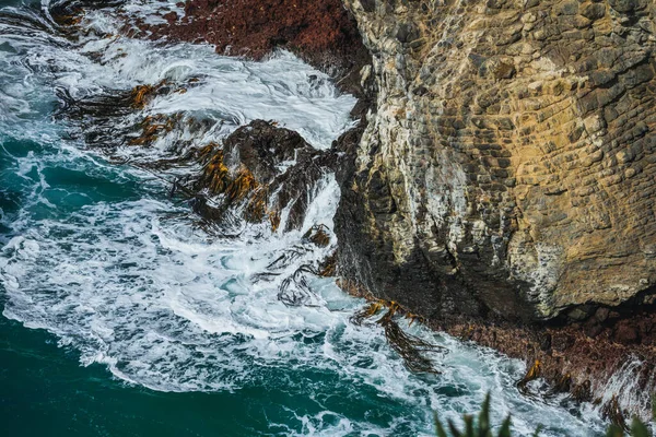 海浪冲击着大海里的岩石 — 图库照片