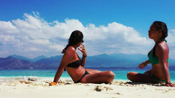 Jovem Casal Biquíni Praia — Fotografia de Stock