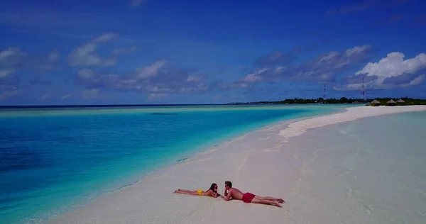 Vackert Romantiskt Par Stranden Maldiverna — Stockfoto