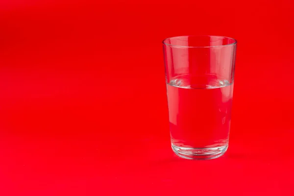 Vaso Agua Sobre Fondo Rojo — Foto de Stock