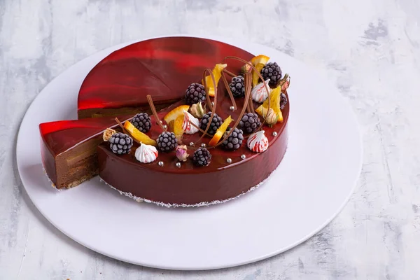 Heerlijke Chocoladetaart Met Bessen Noten Bord — Stockfoto