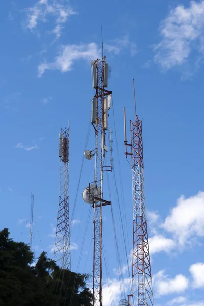 Torre Telecomunicações Antena Céu Nuvens Azul Nublado — Fotografia de Stock