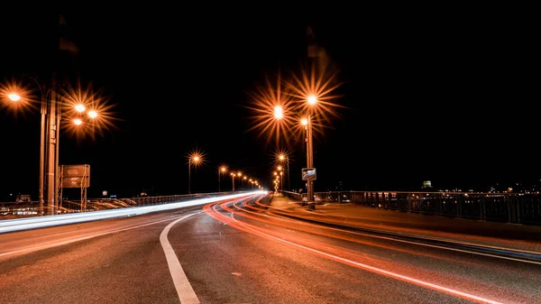 Senderos Semáforo Carretera Por Noche — Foto de Stock