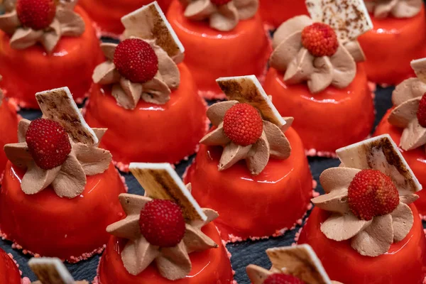 Chokladkaka Med Röda Bär Och Jordgubbar — Stockfoto