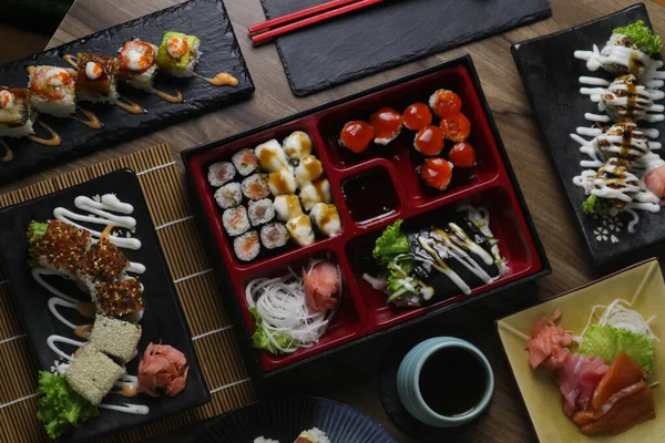 Sushi Som Ligger Ett Träbord — Stockfoto
