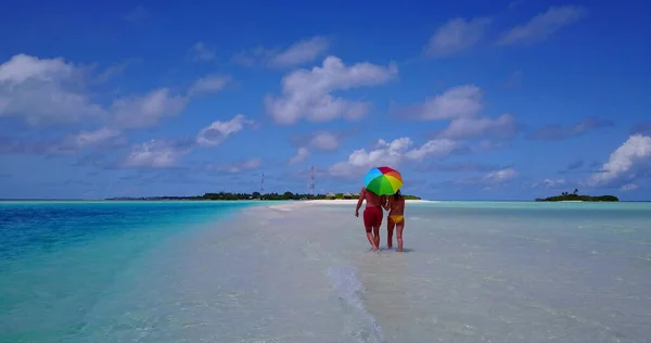 Красивая Молодая Пара Пляже Мальдивах — стоковое фото