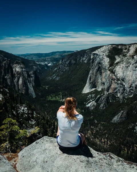 Mujer Joven Sentada Cima Una Montaña —  Fotos de Stock