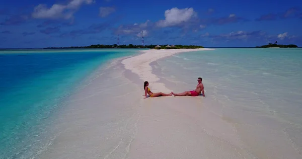 Pareja Romántica Playa Las Maldivas —  Fotos de Stock