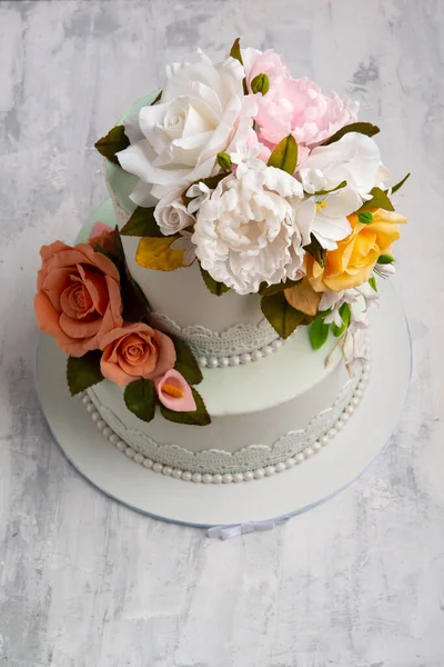 Piękny Tort Weselny Różami Kwiatami — Zdjęcie stockowe