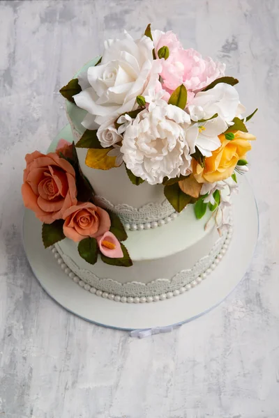 Schöne Hochzeitstorte Mit Rosen Und Blumen — Stockfoto