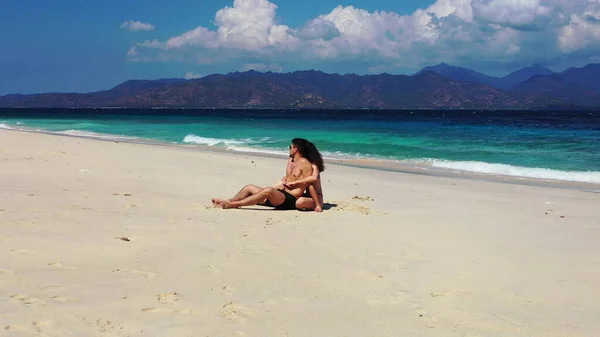 Bella Giovane Donna Bikini Sulla Spiaggia — Foto Stock