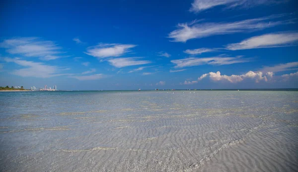 Hermosa Playa Con Cielo Azul — Foto de Stock