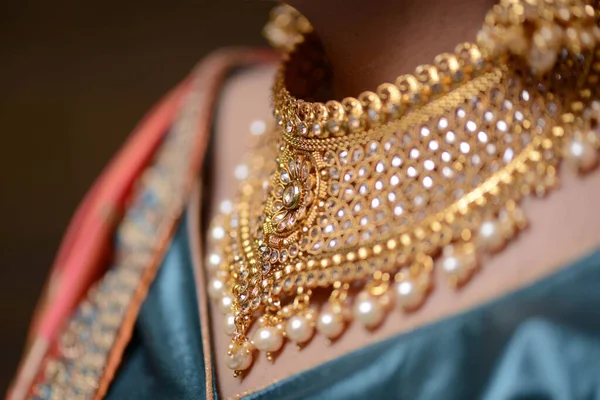 Bellissimi Gioielli Con Perline Oro Sfondo Nero — Foto Stock
