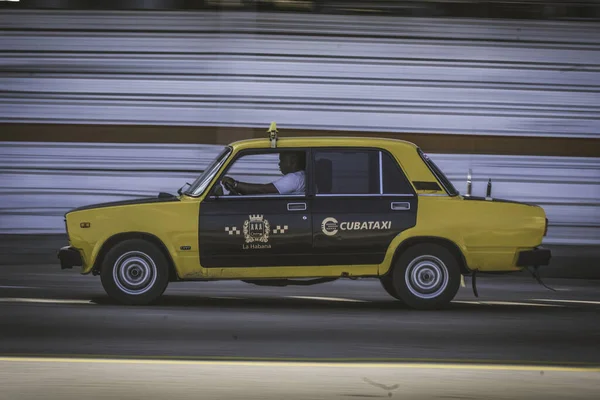 Voiture Jaune Dans Rue — Photo