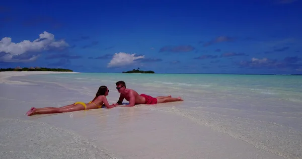 Maldivler Sahilinde Mutlu Bir Çift — Stok fotoğraf