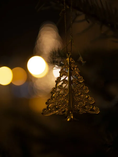Kerstboom Met Verlichting Achtergrond Van Het Huis — Stockfoto