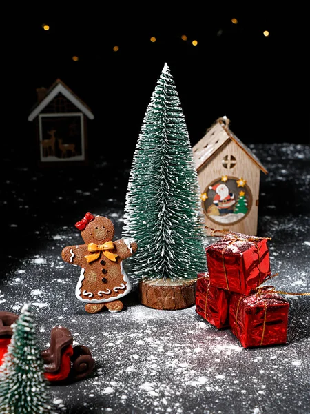 Рождественский Пряничный Домик Снегом Елкой Черном Фоне — стоковое фото