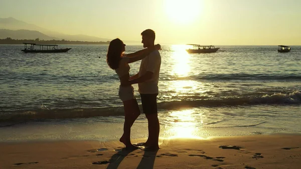 Silhouette Coppia Sulla Spiaggia Tramonto — Foto Stock