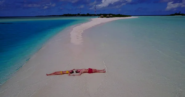 Vacker Ung Kvinna Med Vit Sand Stranden — Stockfoto