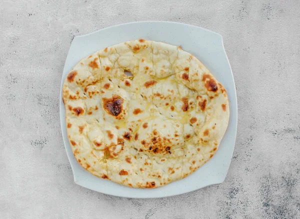 Pizza Sajttal Szalonnával Fehér Tálcán — Stock Fotó